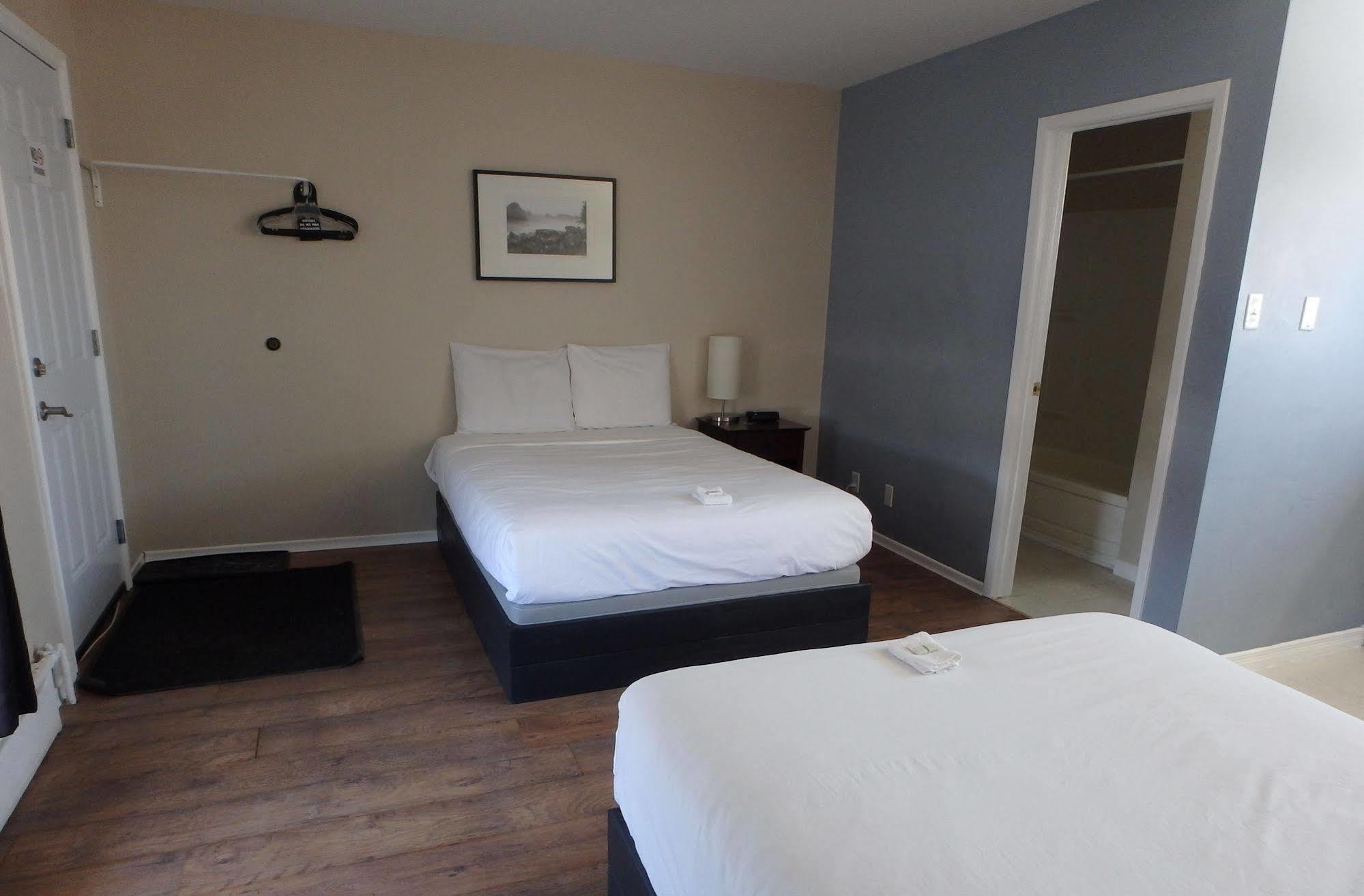 Wheel Inn Motel New Liskeard Exterior photo